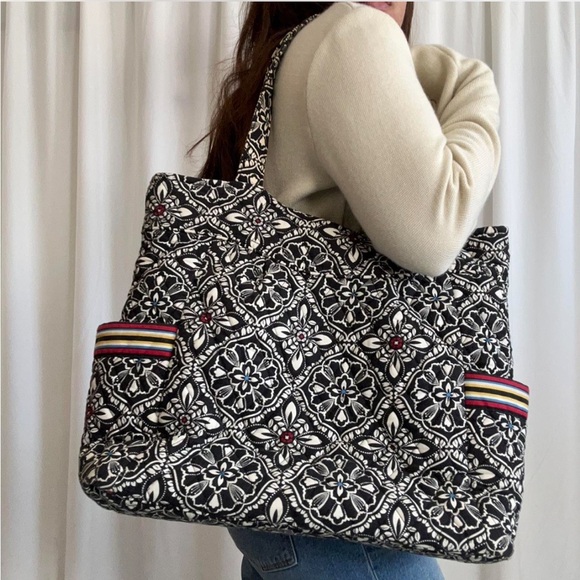 Vera Bradley Barcelona Black and white floral tote bag with pockets. - Picture 5 of 16